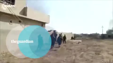 Kurdish peshmerga sprint through fierce gunfire during Mosul offensive