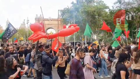 Concentración ecologista en el Arco del Triunfo contra la crisis ecosocial