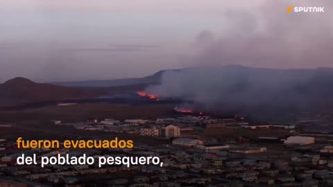 ICELAND: Grindavík the northern lights coincided with the eruption of the Svartsengi volcano