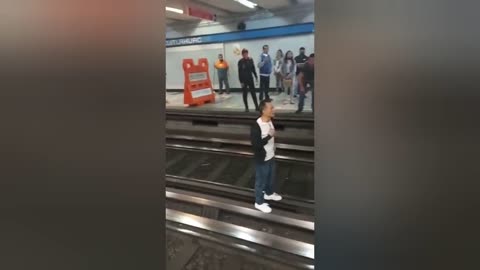 Turista chino causa pánico al bajar a las vías del Metro CDMX, esto pasó😎