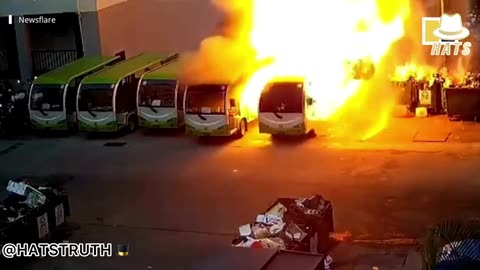 China: An electric bus spontaneously bursts into flames, *1min