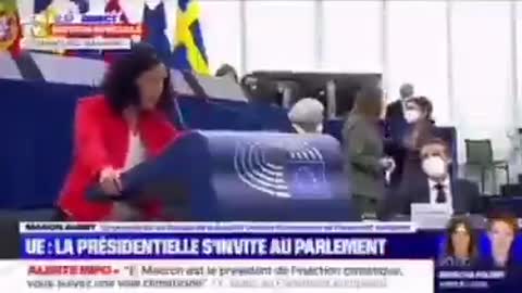 Manon Aubry contro Macron al Parlamento Europeo