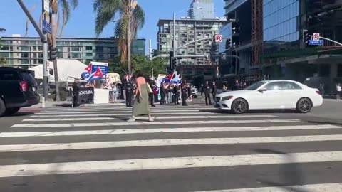 Activist attempts to block president Biden's motorcade. She is quickly tackled by Secret Service.