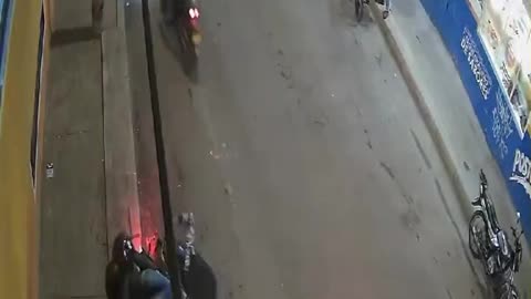 Video: ¡Violento Atraco! Tumban y golpean a joven para quitarle su motocicleta