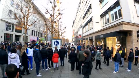 Einkesselung von friedlichen Spaziergänger in Stuttgart am 01.01.2022