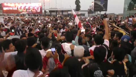 Multitudinaria despedida a la selección peruana en aeropuerto de Lima