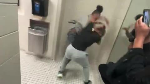 2 Girls Get Into A Fight In A Highschool Restroom 💀