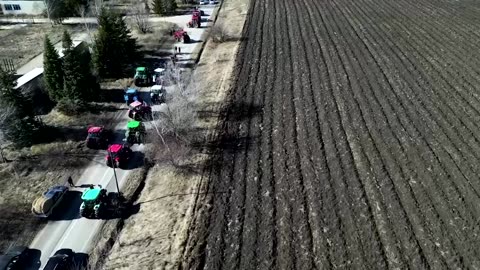 Bulgarian farmers blockade roads across country