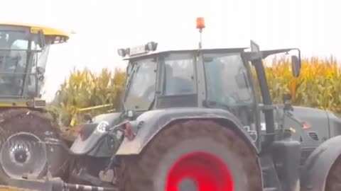 tractors stuck, machines accelerating (46)