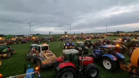 Netherlands, 350 tractors: "Help! No farmers, no food