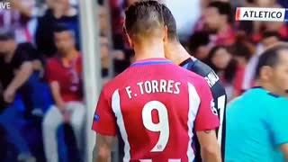 Fernando Torres GOLPEA y EMPUJA a Cristiano Ronaldo