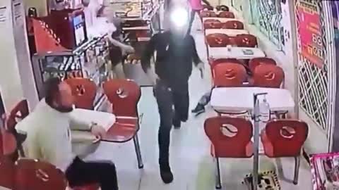 Vigilante sacó a correr ladrón que quería robar en panadería