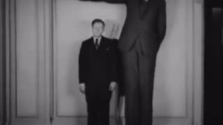 ROBERT WADLOW WAS 8FT 11 INCHES AT HIS MAXIMUM HIGHT THAT’S TALLER THAN A GRIZZLY BEAR STANDING ON ITS HIND LEGS