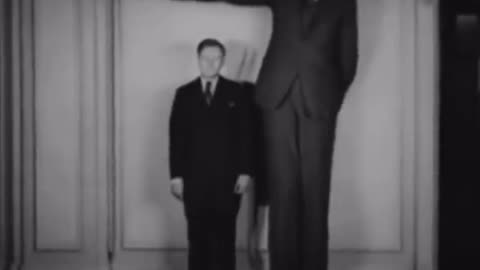 ROBERT WADLOW WAS 8FT 11 INCHES AT HIS MAXIMUM HIGHT THAT’S TALLER THAN A GRIZZLY BEAR STANDING ON ITS HIND LEGS