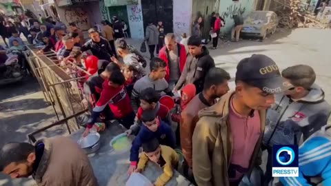 Volunteers distribute meals to displaced Gazans in Rafah