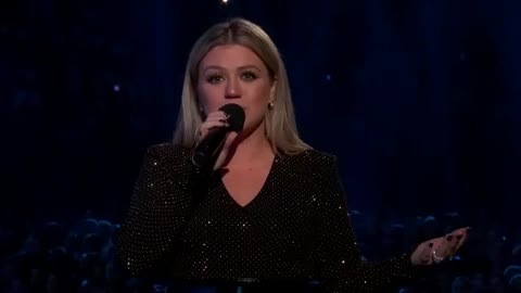 Kelly Clarkson Breaks Down In Tears During Her 2018 Billboard Music Awards Opening Speech