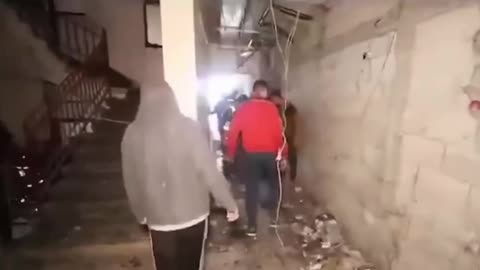 Palestinians escaping with the help of the Red Crescent