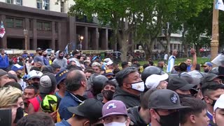 Una multitud espera para despedir a Maradona