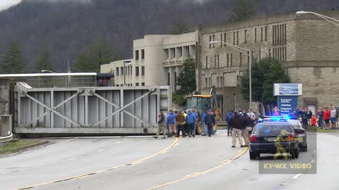 Watch How A floodgate get closed in Pineville, KY