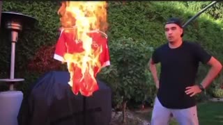 Hincha quema la camiseta de Cristiano Ronaldo en el United