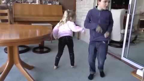 americcan kids funny dance on open gangnam style