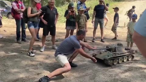 Testing the power of an RC Armortek tank at Militracks 2022.