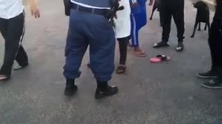 Cops filmed moering father flou in the street