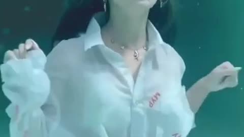 LOVELY GIRL UNDER WATER