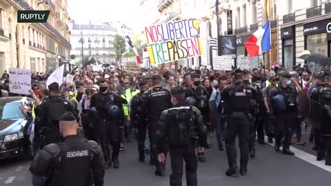 LIVE: Paris / France - Protest against health pass and mandatory vaccination takes place #irl