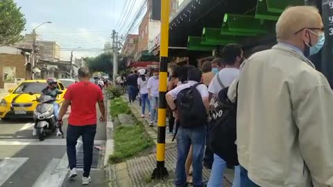 Videos: Largas filas y descontento en la Oficina de Pasaportes de Santander durante este sábado