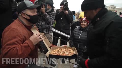 Kyle #Rittenhouse supporters and BLM Protesters are now sharing a pizza together,