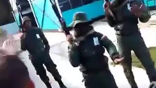 Video | Militares disparan al aire e impiden votar a venezolanos en el estado de Aragua