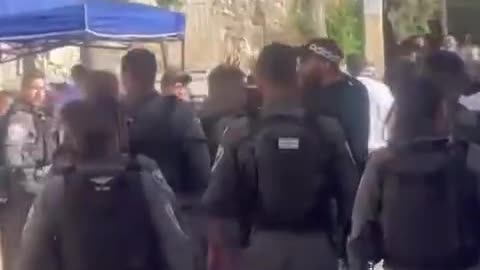 Israeli soldiers assaults mourners at lions gate