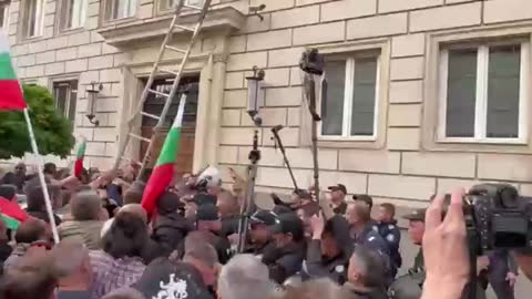 A rally is taking place in Sofia against attempts to drag Bulgaria into the Ukrainian crisis. 2