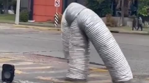 Guy dresses as a pipe and dances during red light