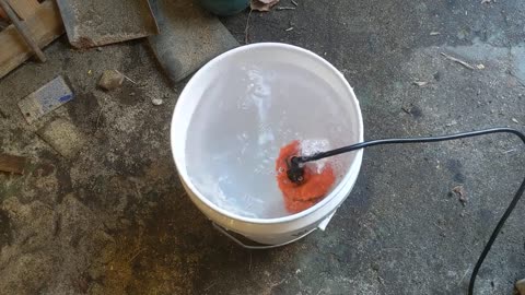 Eco-Worthy 12 Volt Well Pump Bucket Test, Powered by a Kobalt 40v Battery