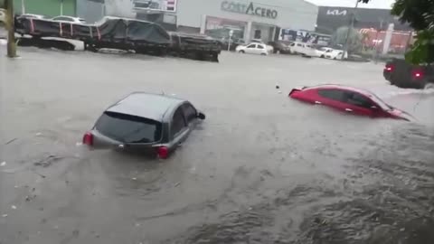 Vía 40, entre las calles 70 y 76, afectada por inundaciones este 19 de julio