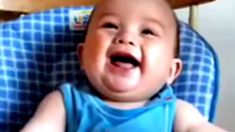 Try not to die laughing while watching this funny baby startle.