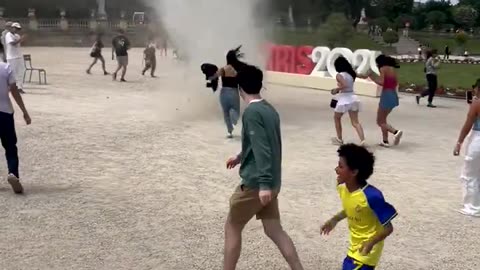 Dust devil in Jardin du Luxembourg, Paris yesterday....🌪️