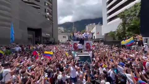 🚨 BREAKING 🚨 Massive group of Venezuelan citizens join together to DEMAND MADURO STEP DOWN!!