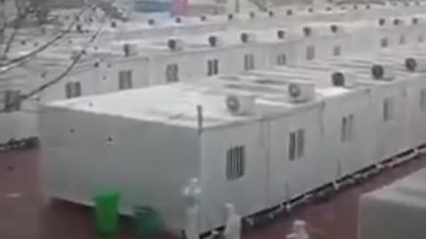 CHINA - ZWANGSQUARANTÄNE IN WINZIGEN METALLBOXEN / PEOPLE FORCED QUARANTINE IN TINY METAL BOXES