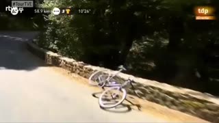 Vea la impresionante caída de un ciclista en el Tour de Francia