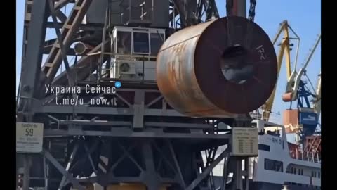 RASHISTS CONTINUE LOADING UKRAINIAN COILED STEEL / METAL-ROLL IN THE MARIUPOL COMMERCIAL PORT