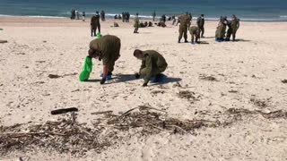 Soldados participan en limpieza de playa en Israel