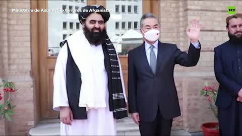 Il ministro degli Esteri cinese Wang Yi incontra il leader talebano a Kabul in Afghanistan dove ha discusso varie questioni, tra cui l'espansione delle relazioni politiche e la cooperazione economica e di transito.