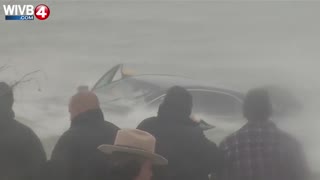 Coast Guard attempts rescue at edge of Niagara Falls