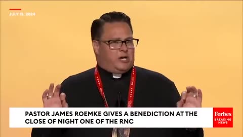 Pastor throws up 666 signs during the RNC