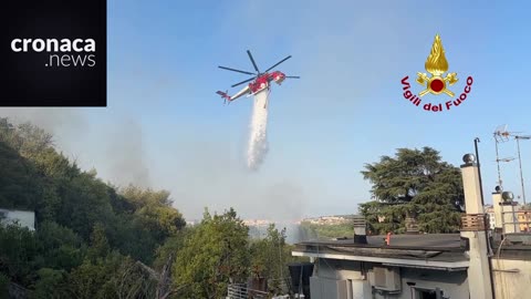 Roma: operazioni dei mezzi aerei per l'incendio a Monte Mario