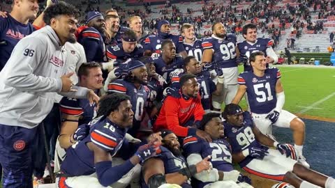 Auburn players and coaches join arms for prayer circle ahead of W. Kentucky game
