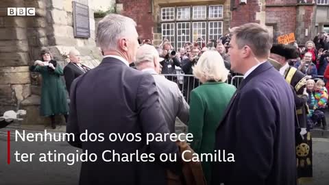 Manifestante atira ovos contra rei Charles